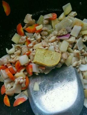 热锅放入黄油，在放入鸡丁，胡萝卜丁，洋葱丁，土豆丁，翻炒均匀后再放入咖喱块炒