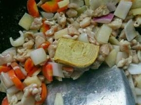 热锅放入黄油，在放入鸡丁，胡萝卜丁，洋葱丁，土豆丁，翻炒均匀后再放入咖喱块炒