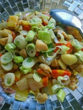  炒好的咖喱馅儿加入大葱，放冰箱冷藏待用