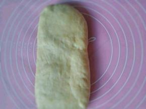  发酵好的面团取出排气