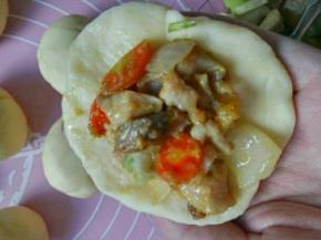 用擀面杖擀平，冰箱取出肉馅儿，把肉馅儿放入面皮上