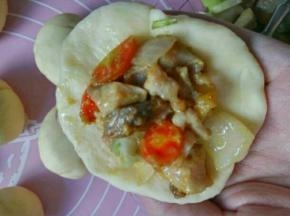 用擀面杖擀平，冰箱取出肉馅儿，把肉馅儿放入面皮上