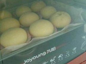在温暖处再次发酵至两倍大，表面刷上一层蛋液，然后入烤箱180°20分钟即可