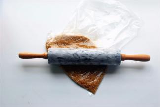 即食燕麦装入保鲜袋，擀碎备用。