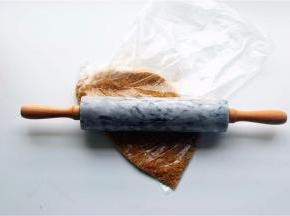 即食燕麦装入保鲜袋，擀碎备用。