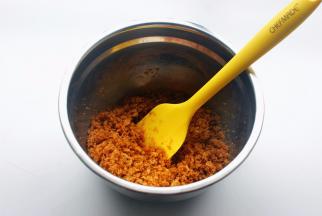 黄油隔热水融化后与即食燕麦混合。