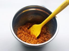 黄油隔热水融化后与即食燕麦混合。