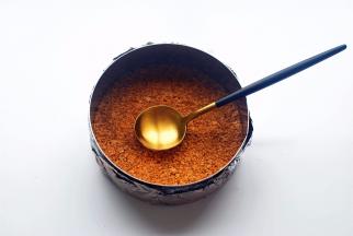 慕斯圈底部用保鲜膜和锡纸包底，然后倒入燕麦黄油混合物，压平整，放入冷冻层冷冻20分钟左右。