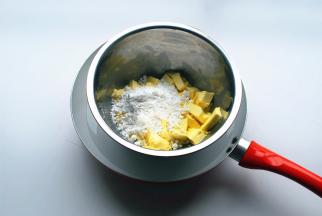 奶油芝士切块，加入糖粉，隔热水搅打至完全融合。