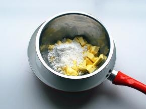 奶油芝士切块，加入糖粉，隔热水搅打至完全融合。