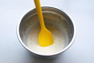 淡奶油搅打30秒左右，大概5分发，能流动的状态。