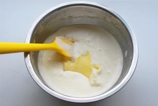 将淡奶油拌入芝士糊中。