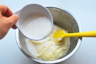 加入纯牛奶，搅打至顺滑状态。