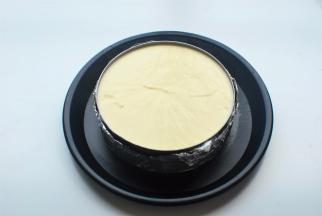 将芝士糊倒入模具，表面刮平整，然后放入保鲜层冷藏4小时以上。脱模时用电吹风吹或者双手捂着大概10分钟就可以脱模。