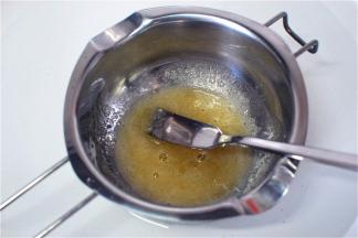 吉利丁粉加入适量清水，隔水融化，然后拌入芝士糊中。