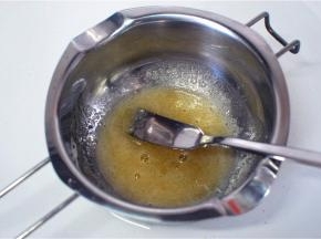 吉利丁粉加入适量清水，隔水融化，然后拌入芝士糊中。