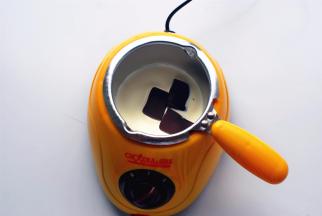 制作甘纳许，15克黑巧克力，15克淡奶油，热融混合均匀。