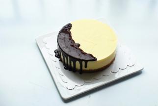 冷却至适合的浓稠度时，淋到冻芝士上。