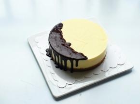 冷却至适合的浓稠度时，淋到冻芝士上。