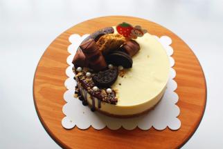 最后用奥利奥饼干，巧克力，燕麦、糖珠等稍作装饰即可。