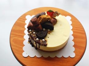 最后用奥利奥饼干，巧克力，燕麦、糖珠等稍作装饰即可。