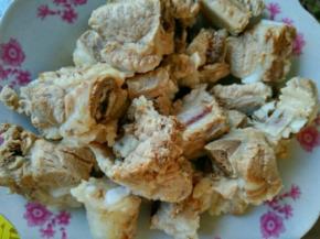 排骨冷水下锅焯几分钟，然后捞起控干水分