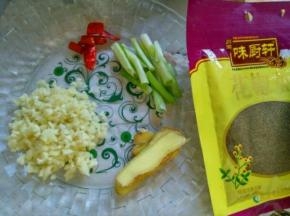 生姜切片，蒜切末，葱切段