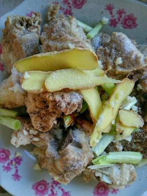 再把生姜，葱，蒜，淀粉，椒盐放入排骨中，搅拌均匀腌制几小时。