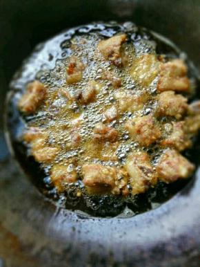 腌制好的排骨再裹上一层淀粉，放油锅中炸，炸至两面金黄即可捞出