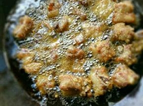 腌制好的排骨再裹上一层淀粉，放油锅中炸，炸至两面金黄即可捞出