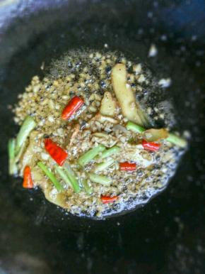 锅底留一点油，把之前腌排骨的料放入炒香