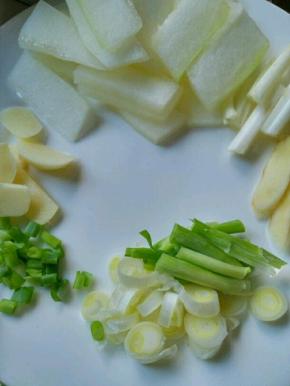 准备冬瓜切片，葱姜蒜切片