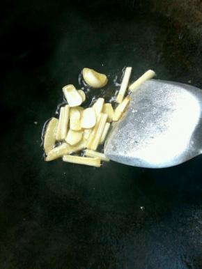 然后锅里放少量油 ，放入生姜大蒜爆香，再加入清水烧开