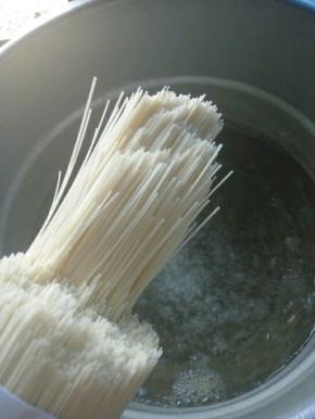 锅里烧开水，先把胡萝卜放入煮熟备用，再放入面条