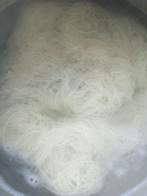 龙须面煮开两分钟即可，之所以叫龙须面，看这一丝丝面条就像龙的龙须一样