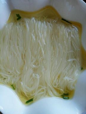 煮好的龙须面捞出放入鸡汤里面