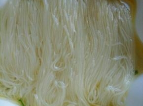煮好的龙须面捞出放入鸡汤里面