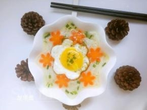 把蛋跟胡萝卜铺在面条上面，撒上些许葱花儿即可
