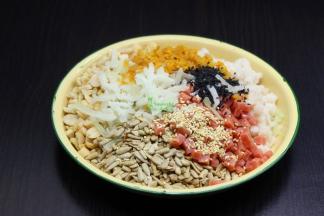 月饼馅的制作：花生仁、核桃仁、瓜仁、黑白芝麻分别烤熟，火腿、切碎，糖冬瓜、桔饼分别切好；