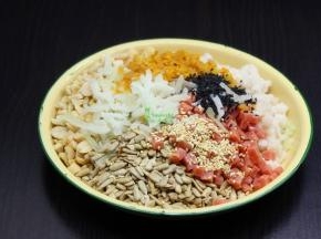 月饼馅的制作：花生仁、核桃仁、瓜仁、黑白芝麻分别烤熟，火腿、切碎，糖冬瓜、桔饼分别切好；