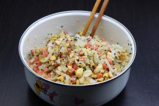 把步骤的所以食材放入大盘子，加入色拉油、芝麻油、五香粉、盐、白砂糖拌均；