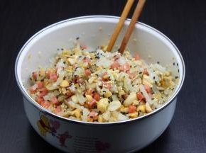 把步骤的所以食材放入大盘子，加入色拉油、芝麻油、五香粉、盐、白砂糖拌均；