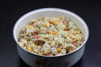 加入糕粉，适量的水拌均成五仁，能成团，静放；；PS：水要适量的加，不宜太多，能揉成团。