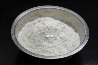 月饼皮的制作：中筋粉、奶粉过刷；