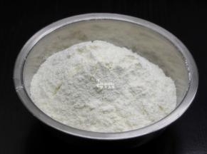 月饼皮的制作：中筋粉、奶粉过刷；