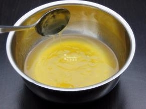 枧水、转化糖浆、色拉油拌均；