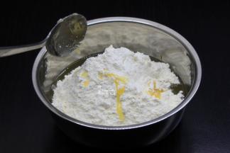 把过刷的粉加入拌均的液体盆中拌均；