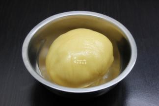 揉成光滑的面团，静放1小时；