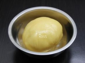 揉成光滑的面团，静放1小时；