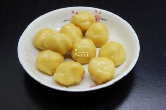 月饼皮分成15克一个小团；